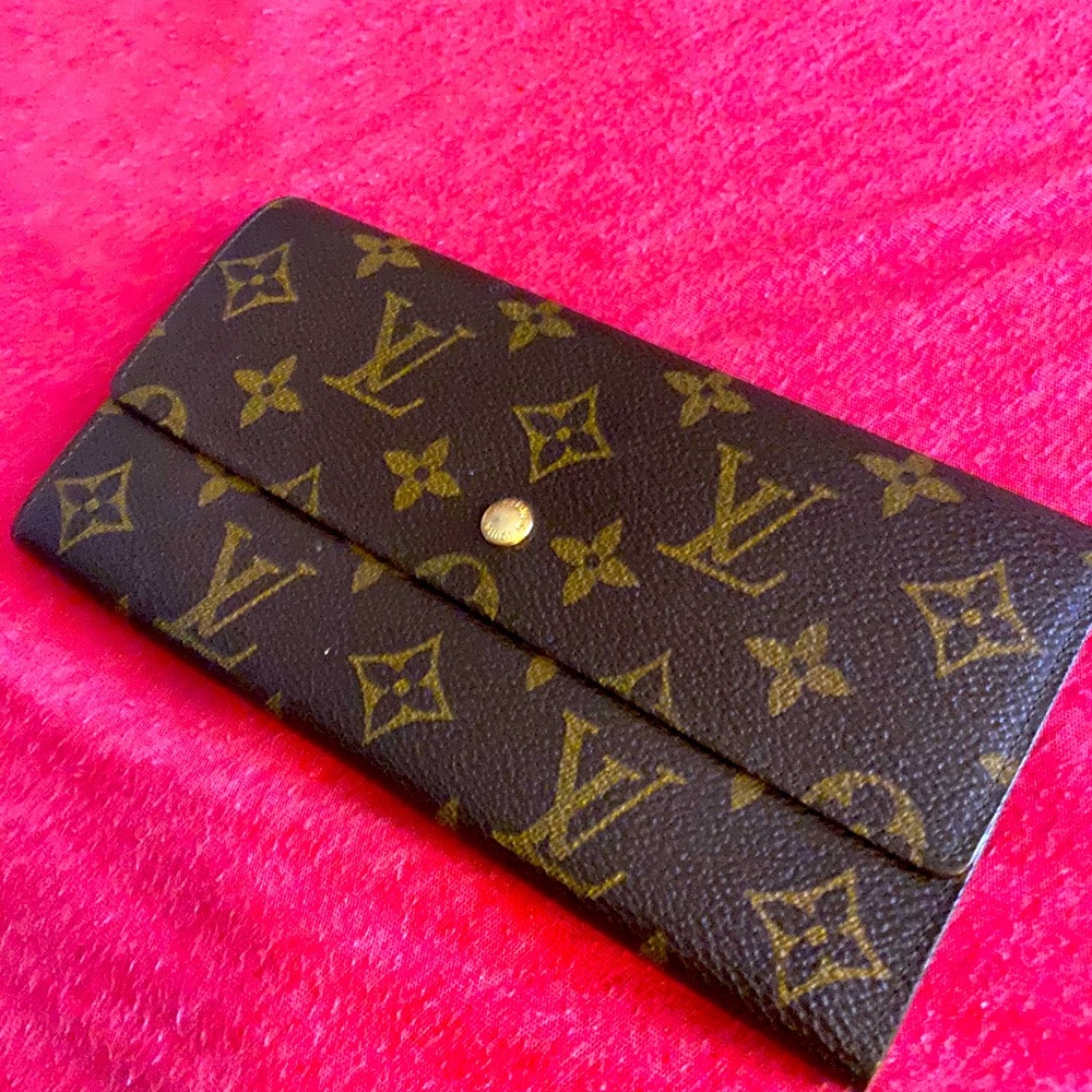 Authentic Louis Vuitton Sarah wallet